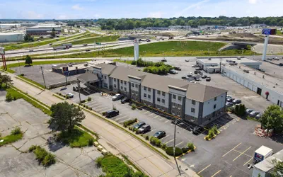 Photo 2 - Comfort Inn & Suites Hazelwood - St. Louis