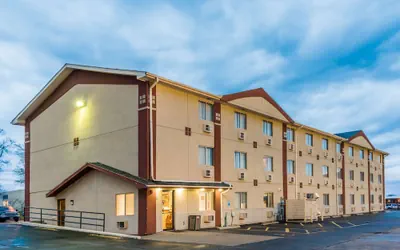 Photo 2 - Super 8 by Wyndham Bloomington/Normal