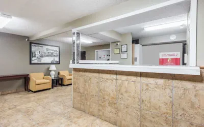 Photo 3 - Super 8 by Wyndham Bloomington/Normal