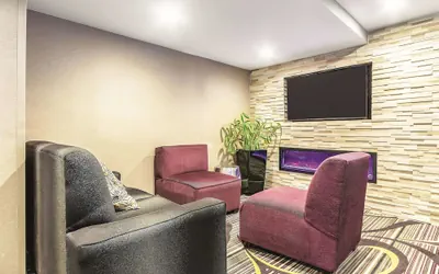 Photo 3 - La Quinta Inn & Suites by Wyndham Hartford - Bradley Airport