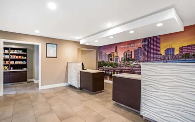 Photo 5 - La Quinta Inn & Suites by Wyndham Hartford - Bradley Airport