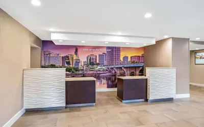 Photo 4 - La Quinta Inn & Suites by Wyndham Hartford - Bradley Airport