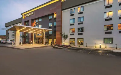 Photo 2 - La Quinta Inn & Suites by Wyndham Hartford - Bradley Airport
