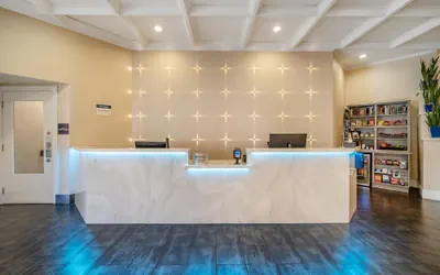 Photo 4 - Best Western Plus Palm Court Hotel