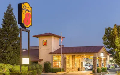 Photo 2 - Super 8 by Wyndham Corning