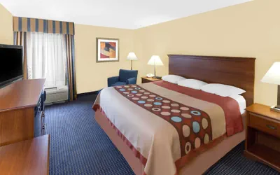 Photo 5 - Super 8 by Wyndham Hattiesburg South
