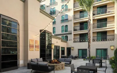 Photo 2 - Courtyard by Marriott Pasadena/Old Town
