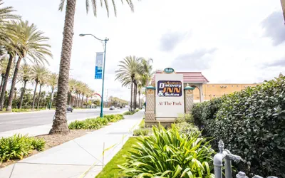 Photo 2 - Anaheim Discovery Inn & Suites