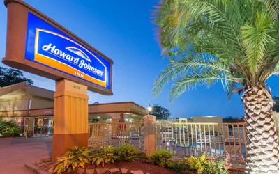 Photo 2 - Howard Johnson by Wyndham Historic Lake Charles