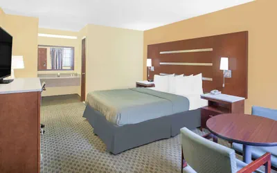Photo 5 - Days Inn by Wyndham Fayetteville