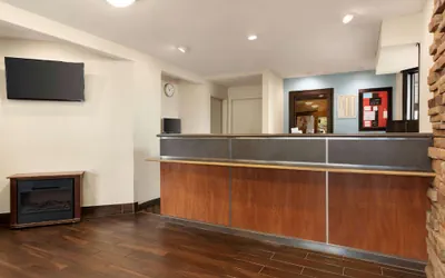 Photo 3 - Super 8 by Wyndham Findlay