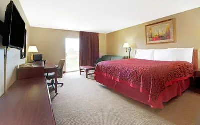 Photo 2 - Days Inn and Suites by Wyndham St. Louis/Westport Plaza