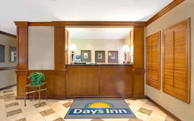Photo 3 - Days Inn and Suites by Wyndham St. Louis/Westport Plaza