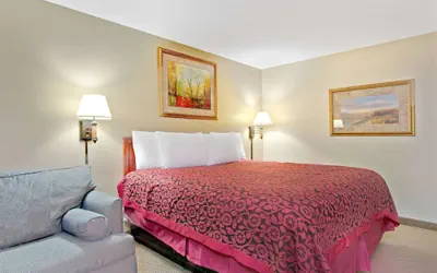 Photo 4 - Days Inn and Suites by Wyndham St. Louis/Westport Plaza