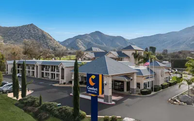 Photo 2 - Comfort Inn & Suites Sequoia/Kings Canyon