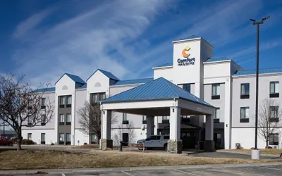 Photo 2 - Comfort Inn & Suites Hutchinson