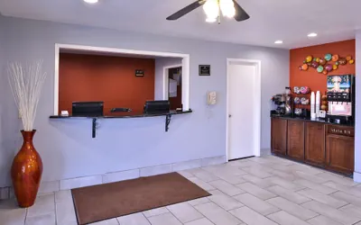 Photo 3 - Americas Best Value Inn Batesville