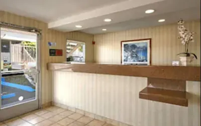 Photo 2 - Days Inn by Wyndham San Marcos
