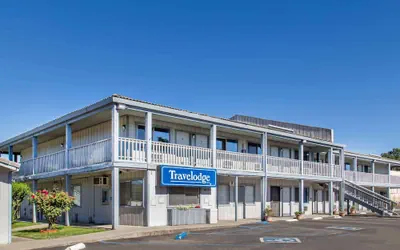 Photo 2 - Travelodge by Wyndham Clearlake