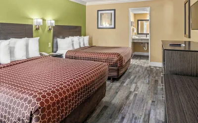 Photo 4 - Vagabond Inn Costa Mesa