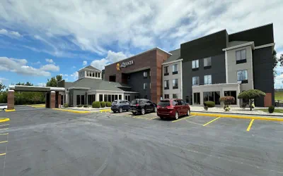 Photo 2 - La Quinta Inn & Suites by Wyndham South Holland