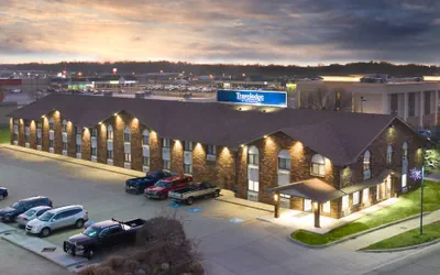 Photo 2 - Travelodge by Wyndham Elkhart