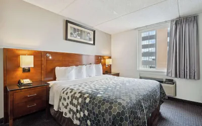 Photo 5 - Econo Lodge Inn & Suites Waterloo Downtown
