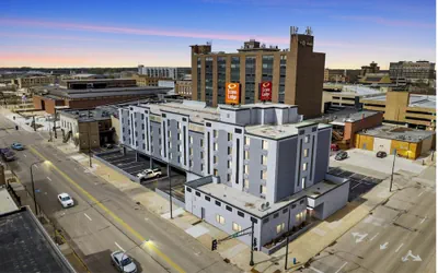 Photo 2 - Econo Lodge Inn & Suites Waterloo Downtown