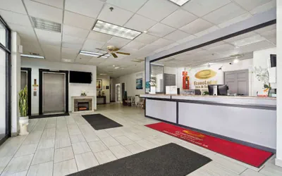 Photo 3 - Econo Lodge Inn & Suites Waterloo Downtown