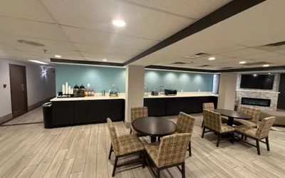 Photo 2 - Quality Inn & Suites Detroit Metro Airport