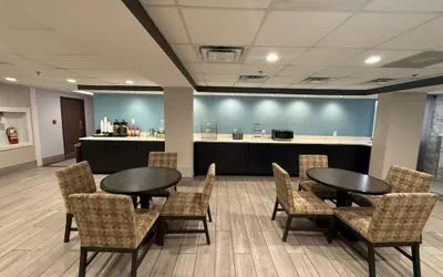Photo 3 - Quality Inn & Suites Detroit Metro Airport