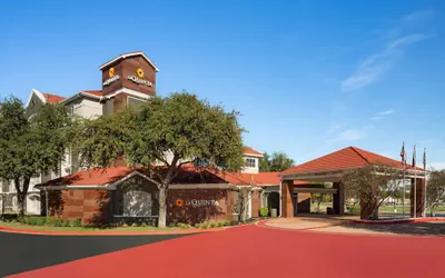 Photo 2 - La Quinta Inn & Suites by Wyndham Dallas Arlington South