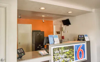 Photo 4 - Motel 6 Everett, WA - North