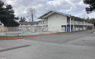 Photo 2 - Motel 6 Everett, WA - North