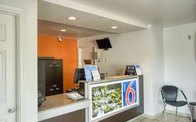 Photo 3 - Motel 6 Everett, WA - North