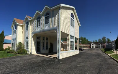 Photo 2 - Thunderbird Inn