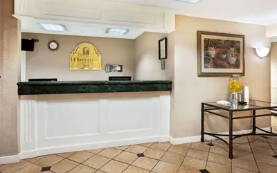 Photo 4 - La Quinta Inn by Wyndham Detroit Canton