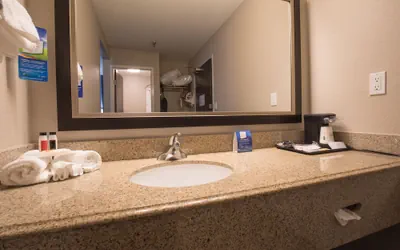 Photo 4 - Baymont by Wyndham Detroit Airport/Romulus