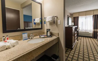 Photo 5 - Baymont by Wyndham Detroit Airport/Romulus
