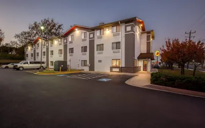 Photo 2 - Super 8 by Wyndham College Park Wash DC Area