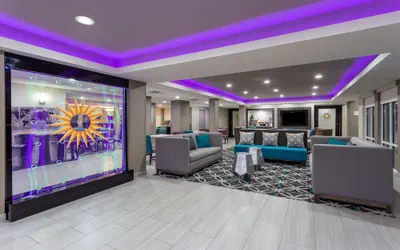 Photo 3 - La Quinta Inn & Suites by Wyndham Effingham