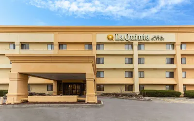 Photo 2 - La Quinta Inn & Suites by Wyndham Chicago Gurnee