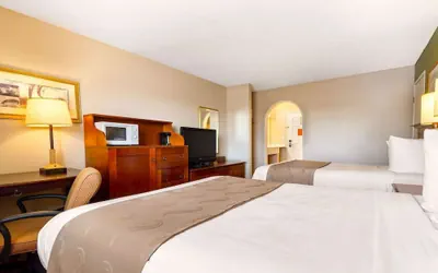 Photo 5 - Auburn House Hotel