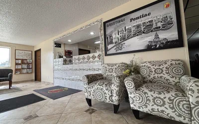 Photo 5 - Super 8 by Wyndham Pontiac