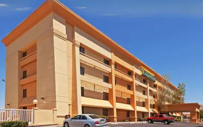 Photo 2 - La Quinta Inn & Suites by Wyndham El Paso West Bartlett