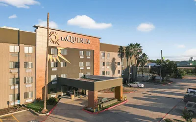 Photo 2 - La Quinta Inn & Suites by Wyndham Houston Baytown East