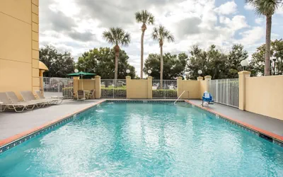 Photo 2 - La Quinta Inn & Suites by Wyndham Melbourne Viera