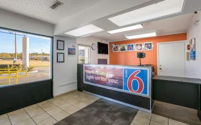 Photo 2 - Motel 6 Dothan, AL