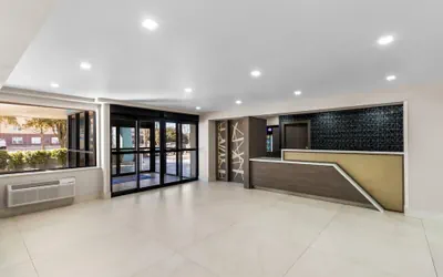 Photo 5 - Baymont by Wyndham Arlington At Six Flags Dr