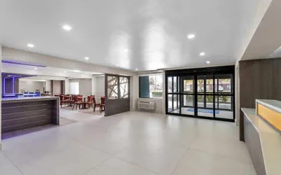 Photo 4 - Baymont by Wyndham Arlington At Six Flags Dr